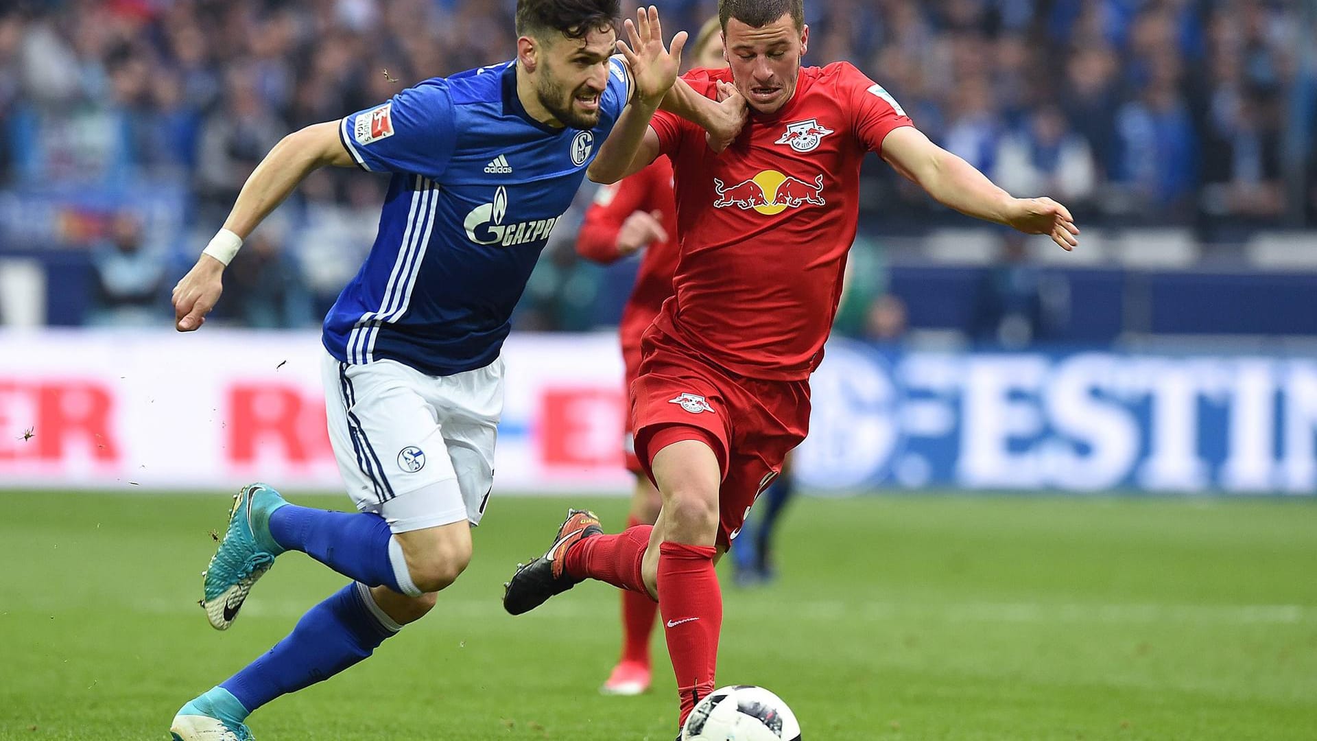 Schalkes Caligiuri (li.) im Zweikampf mit Leipzigs Diego Demme.
