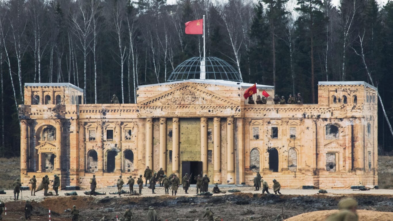 Russlands Mini-Reichstag wird erstürmt.