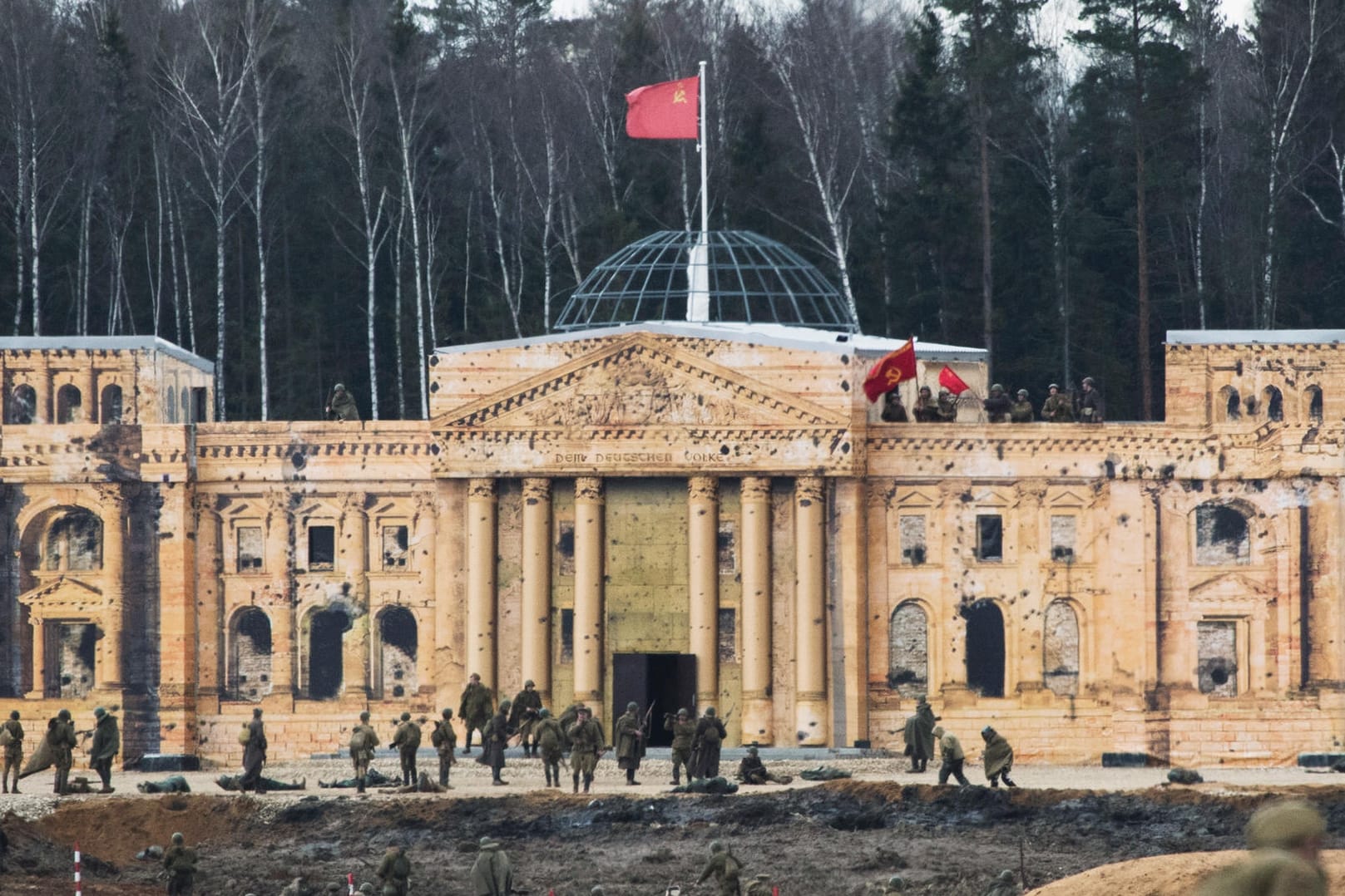 Russlands Mini-Reichstag wird erstürmt.