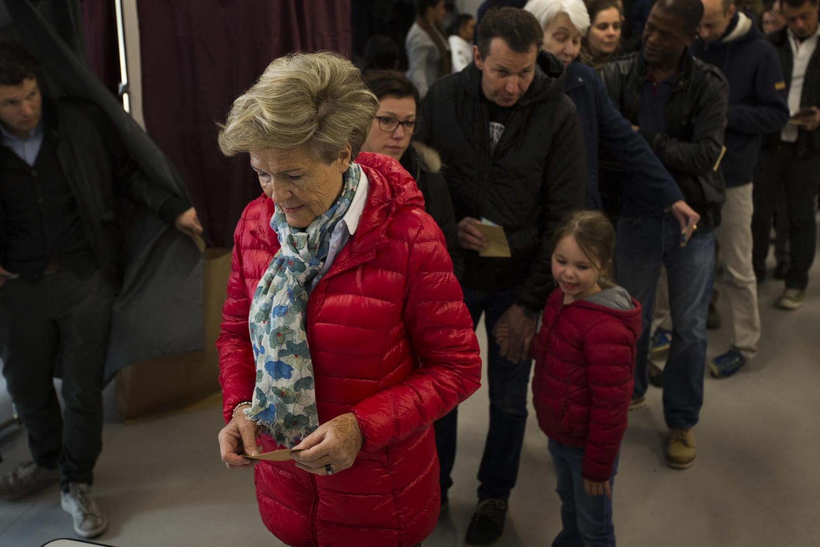 Wähler in einem Wahllokal in Paris.