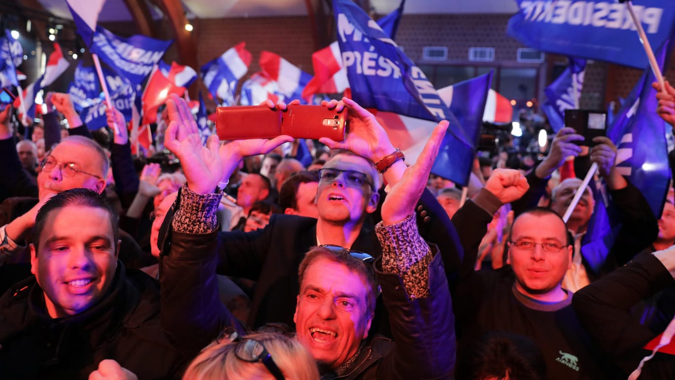 Anhänger von Marine Le Pen jubeln über die massiven Stimmengewinne.