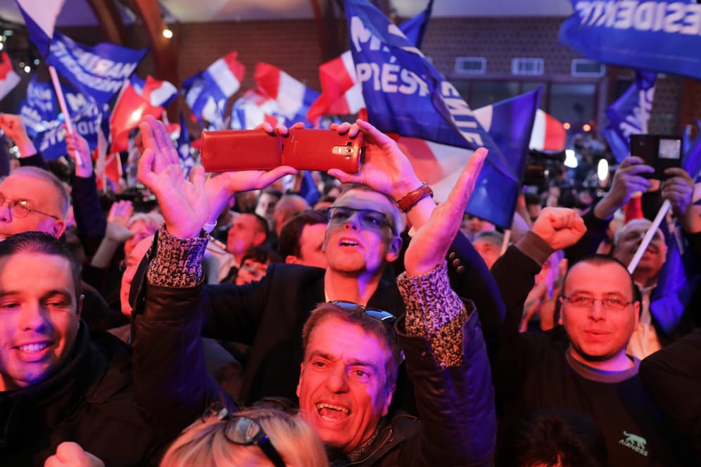 Anhänger von Marine Le Pen jubeln über die massiven Stimmengewinne.