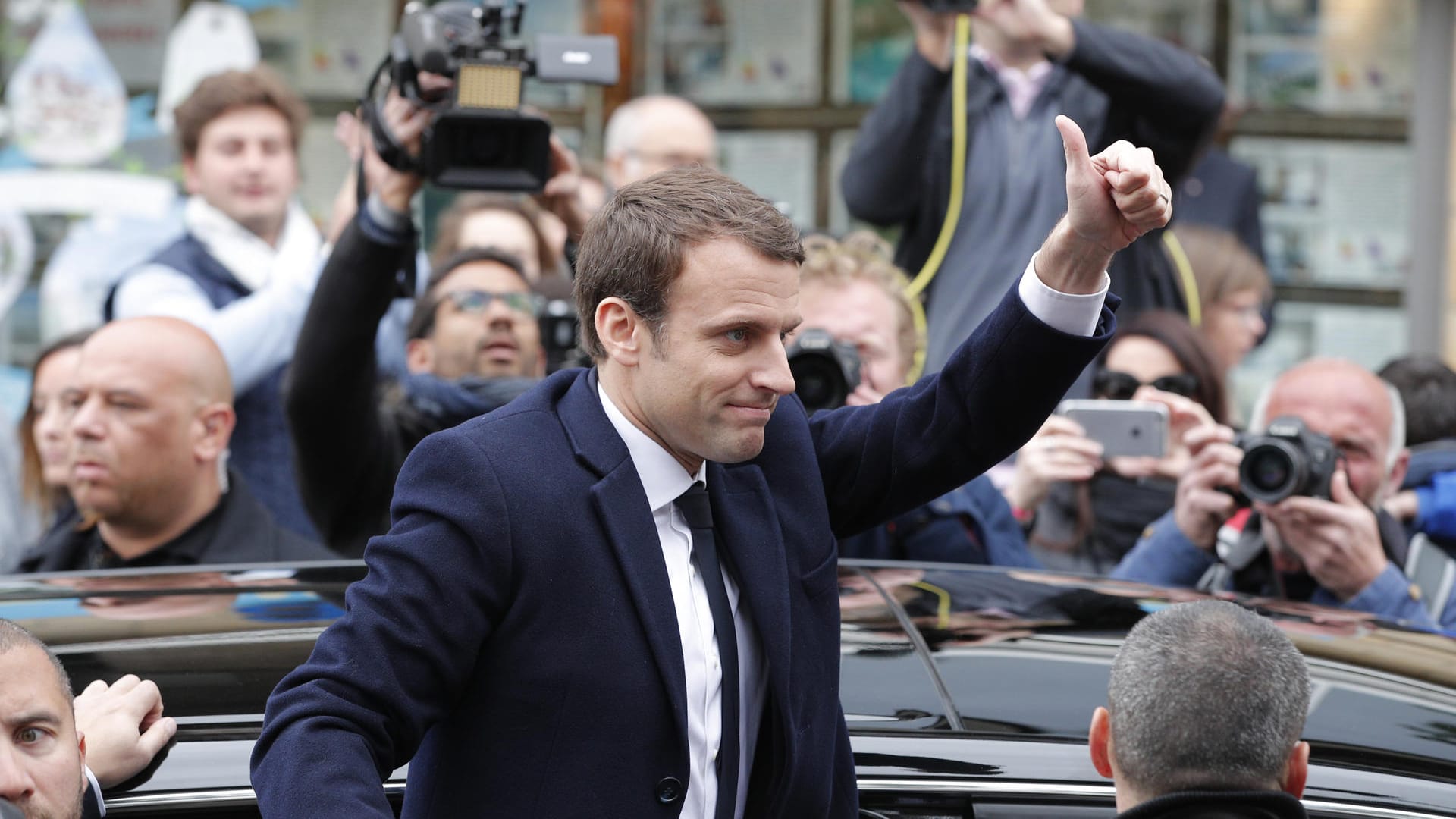 Der französische Präsidentschaftskandidat Emmanuel Macron liegt offenbar mit zwei Prozentpunkten vor Marine Le Pen. Der französische Präsidentschaftskandidat Emmanuel Macron liegt offenbar mit zwei Prozentpunkten vor Marine Le Pen.