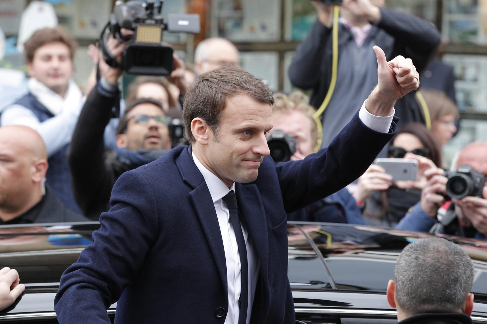 Der französische Präsidentschaftskandidat Emmanuel Macron liegt offenbar mit zwei Prozentpunkten vor Marine Le Pen.