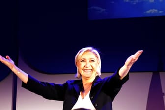 Die Rechtspopulistin Marine Le Pen lässt sich von ihren Anhängern feiern.