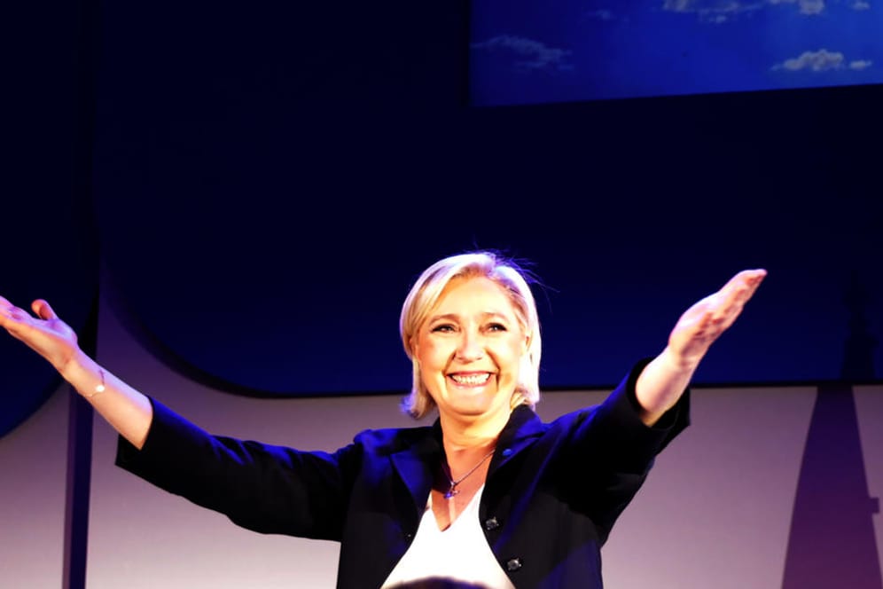 Die Rechtspopulistin Marine Le Pen lässt sich von ihren Anhängern feiern.