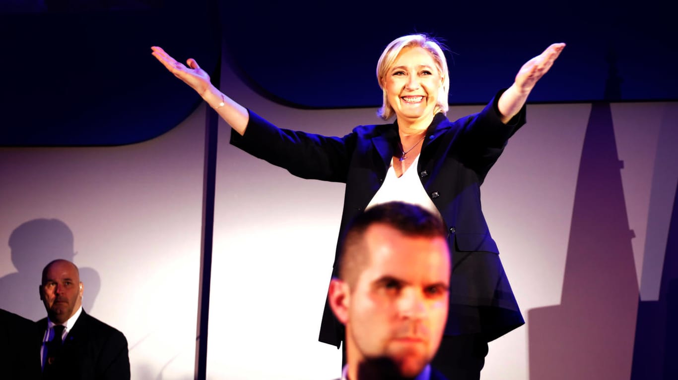 Marine Le Pen lässt sich von ihren Anhängern feiern.