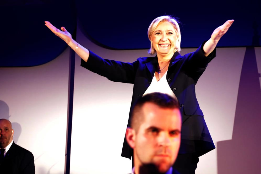 Marine Le Pen lässt sich von ihren Anhängern feiern.