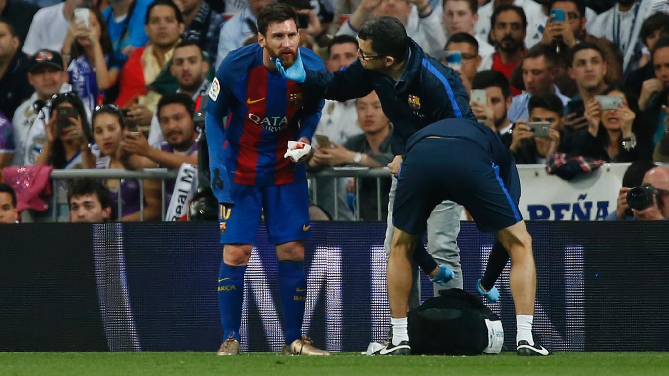 Nach dem Marcelo-Foul: Messi wird behandelt.