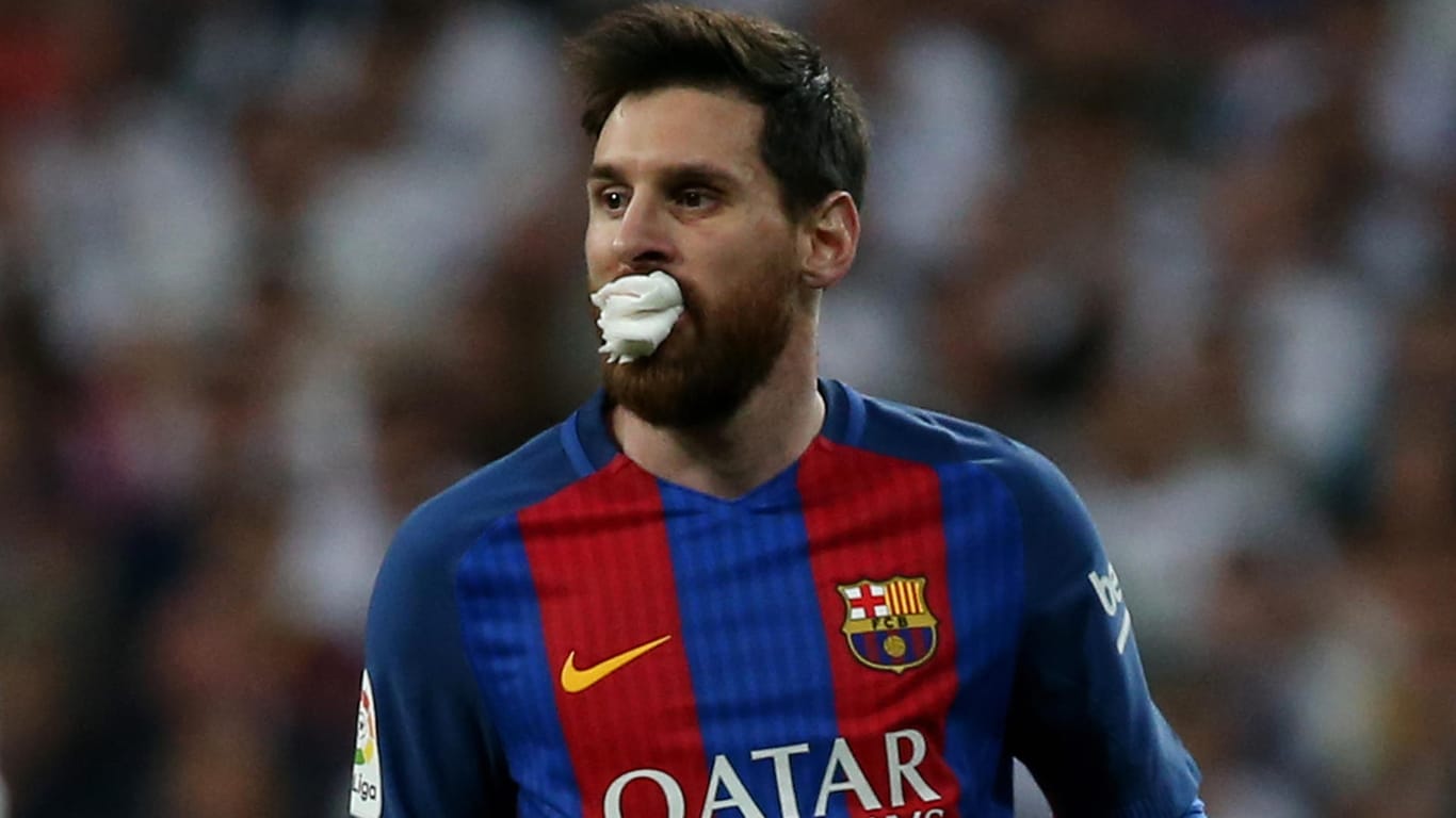Mundschutz der besonderen Art: Nach dem Marcelo-Foul spielte Messi mit Taschentuch im Mund.