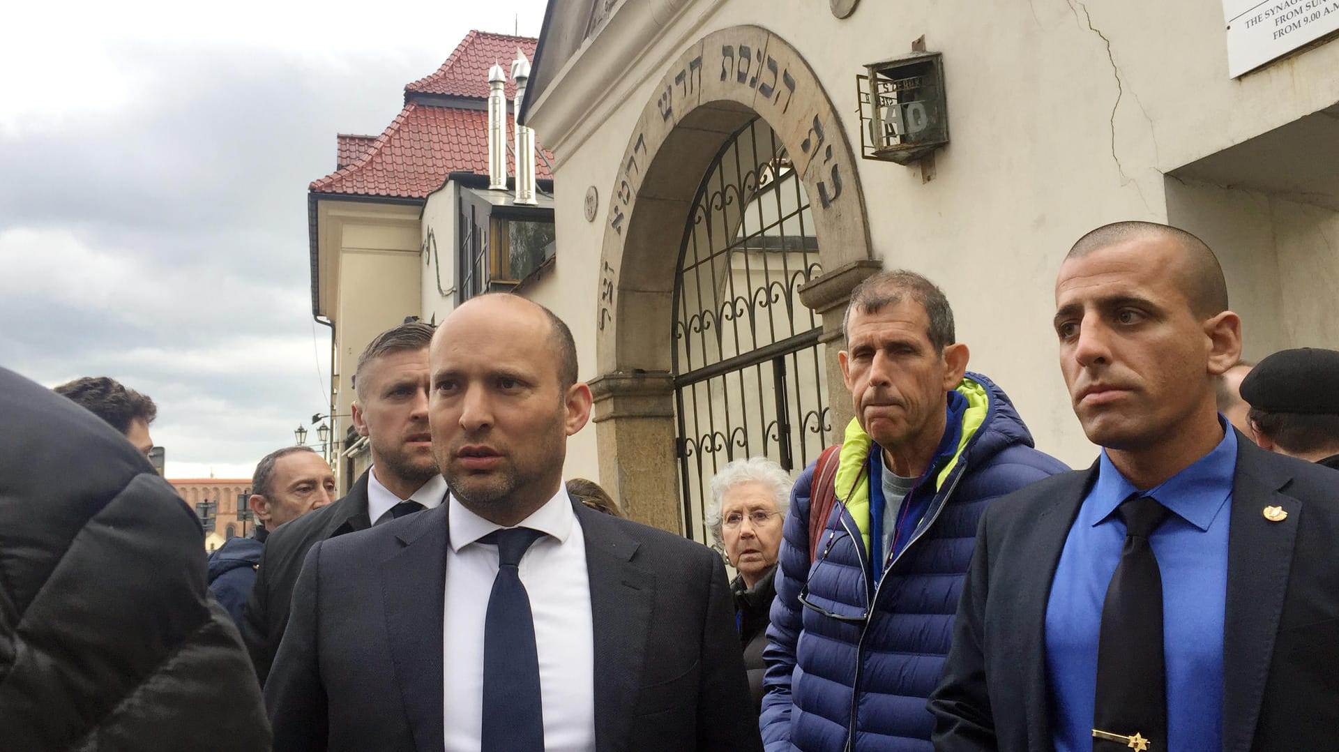 Der israelische Minister Naftali Bennett besucht die Remu-Synagoge in Krakau.