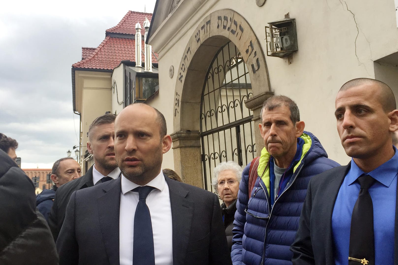 Der israelische Minister Naftali Bennett besucht die Remu-Synagoge in Krakau.