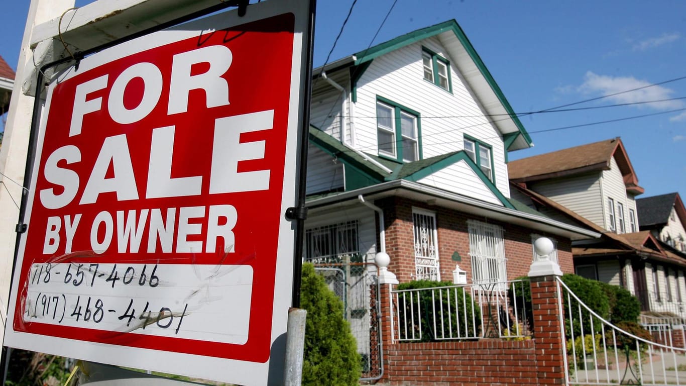 Zu verkaufen: Nach der dem Platzen der Immobilienblase in den USA verloren Tausende ihre Häuser. Wie hier im Stadtteil Queens in New York, waren viele Menschen gezwungen ihr Haus aufzugeben.