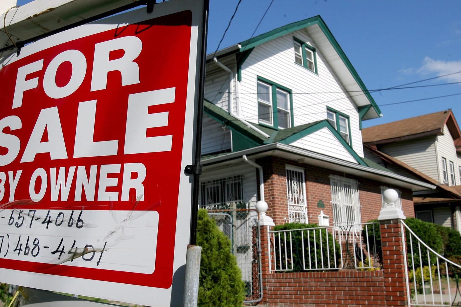 Zu verkaufen: Nach der dem Platzen der Immobilienblase in den USA verloren Tausende ihre Häuser. Wie hier im Stadtteil Queens in New York, waren viele Menschen gezwungen ihr Haus aufzugeben.