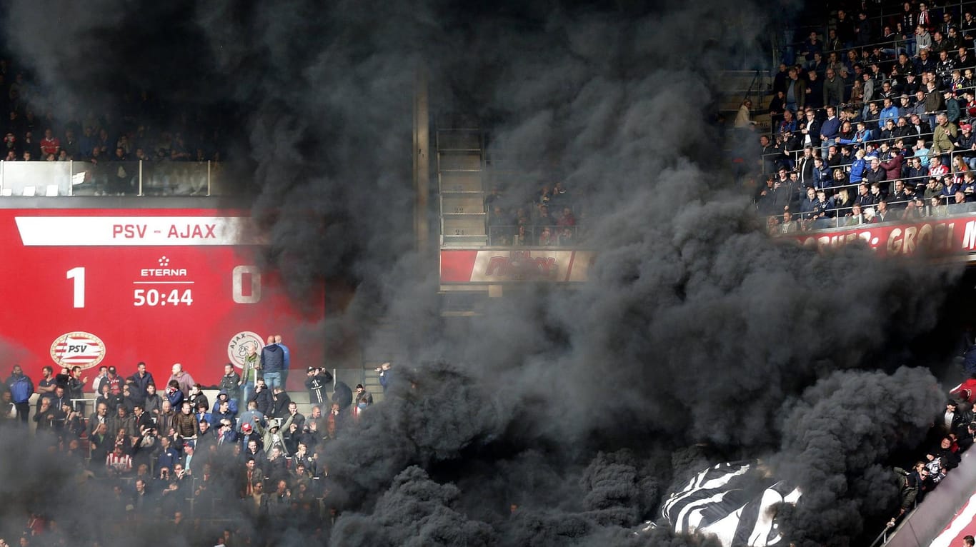 Rauchbomben überschatteten das Spitzenspiel der holländischen Ehrendivision zwischen dem PSV Eindhoven und Ajax Amsterdam.