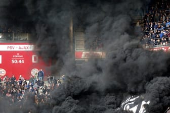 Rauchbomben überschatteten das Spitzenspiel der holländischen Ehrendivision zwischen dem PSV Eindhoven und Ajax Amsterdam.