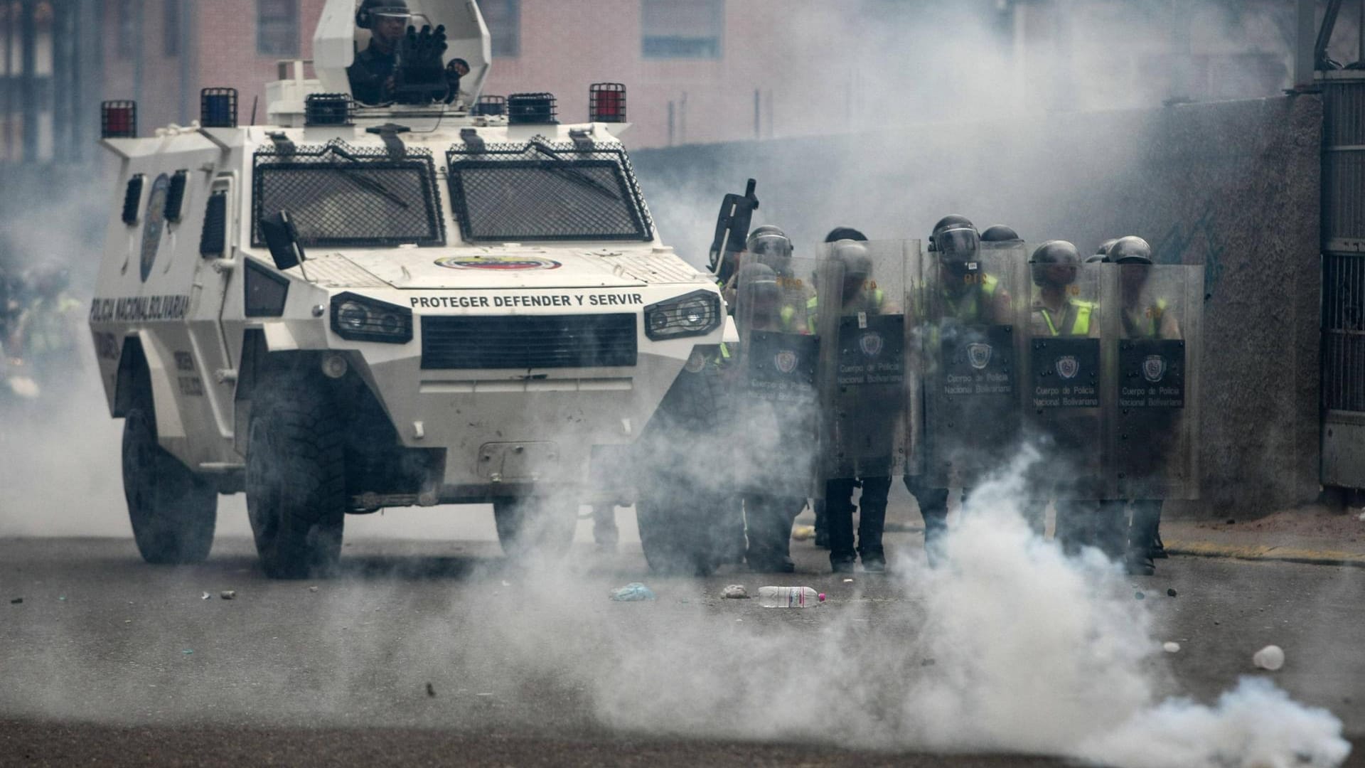 Das Motto "Beschützen, Verteidigen und Dienen" auf dem Militärtruck wirkt zynisch angesichts der zunehmend blutigen Proteste. Das Motto "Beschützen, Verteidigen und Dienen" auf dem Militärtruck wirkt zynisch angesichts der zunehmend blutigen Proteste.
