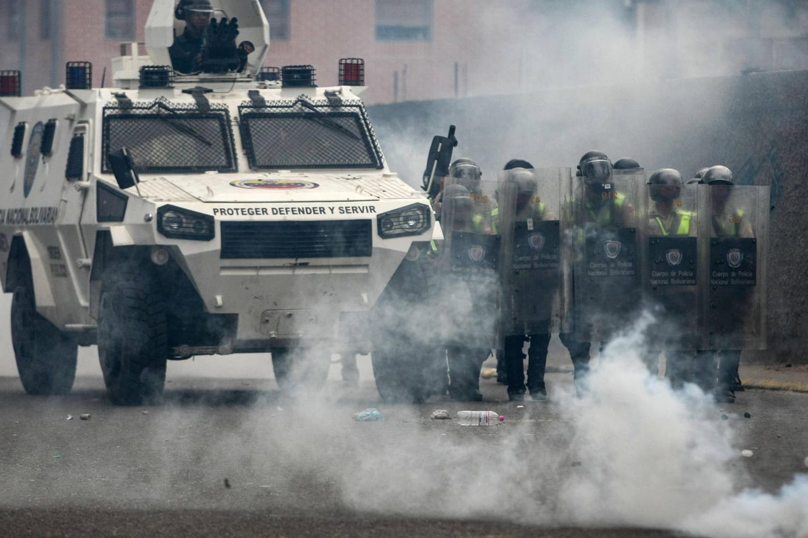 Das Motto "Beschützen, Verteidigen und Dienen" auf dem Militärtruck wirkt zynisch angesichts der zunehmend blutigen Proteste.