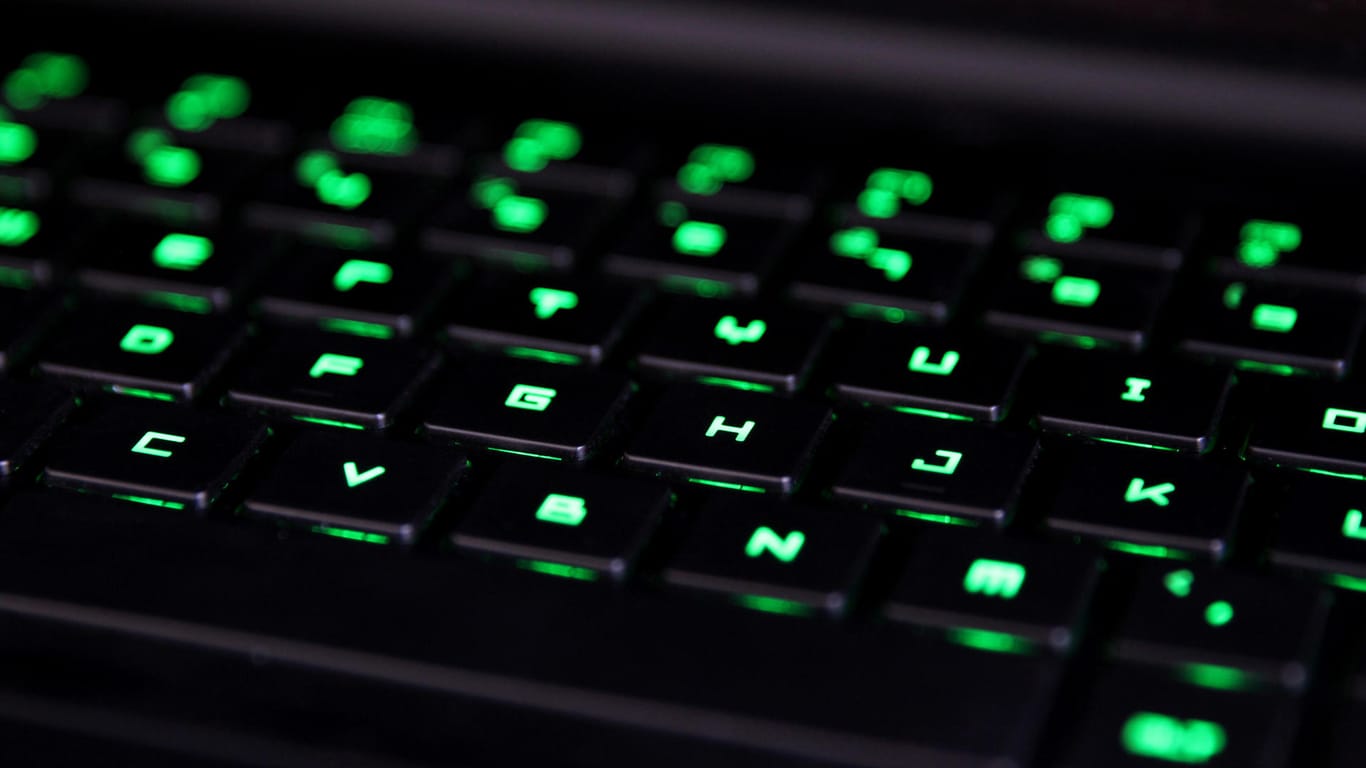 Computertastatur mit grüner Beleuchtung