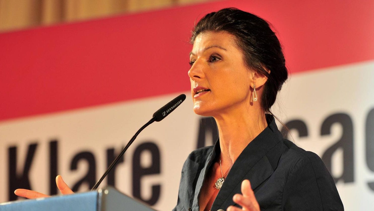 Sarah Wagenknecht bezeichnet die Politik Macrons exemplarisch als Ursache für das Erstarken des Front National in Frankreich (Archiv). Sarah Wagenknecht bezeichnet die Politik Macrons exemplarisch als Ursache für das Erstarken des Front National in Frankreich (Archiv).