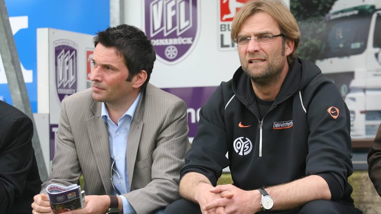 Christian Heidel (l.) und Jürgen Klopp gemeinsam auf der Bank des FSV Mainz 05 in der Saison 2007/08.