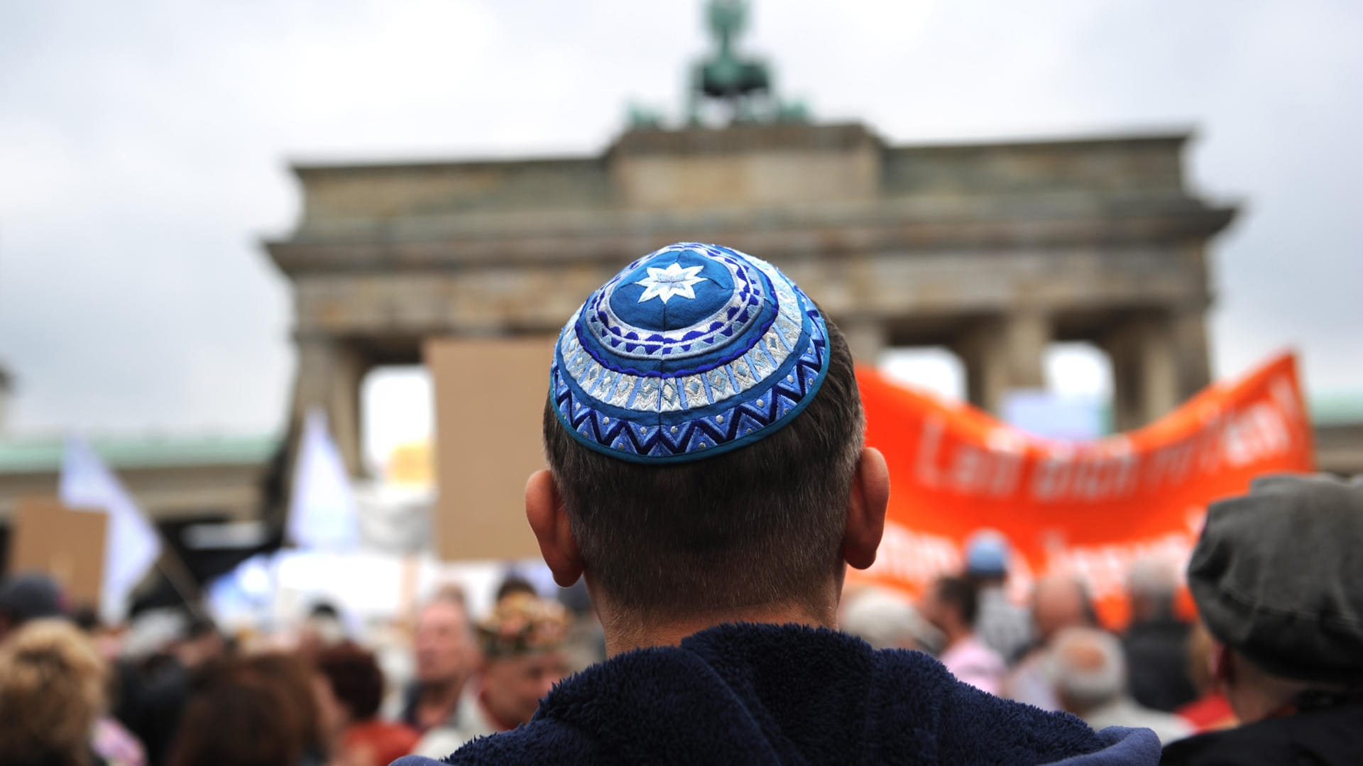 Teilnehmer der Kundgebung "Steh auf! Nie wieder Judenhass!" in Berlin.