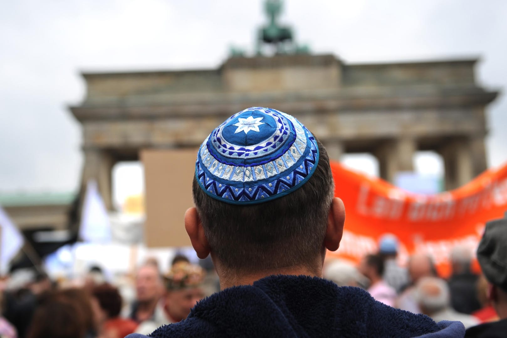 Teilnehmer der Kundgebung "Steh auf! Nie wieder Judenhass!" in Berlin.