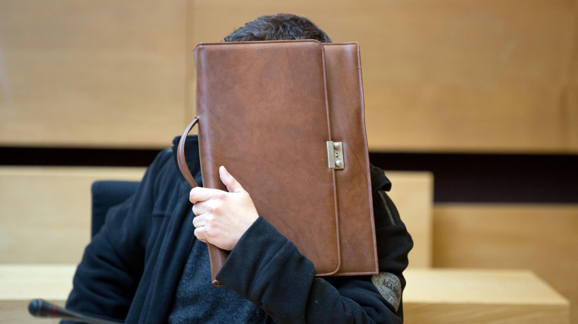 Der 46-jährige Angeklagte beim Prozessauftakt am 21.03.2017 in Bielefeld. Der 46-jährige Angeklagte beim Prozessauftakt am 21.03.2017 in Bielefeld.