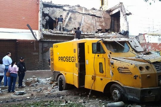 Mehr als 50 schwerbewaffnete Verbrecher haben aus dem Tresor vermutlich mehrere Millionen Dollar erbeutet.