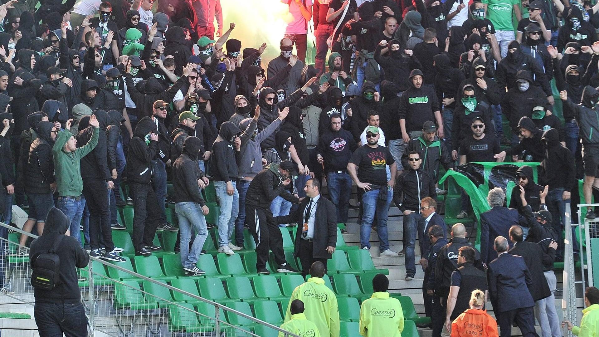 Mehrere hundert Anhänger verschafften sich unerlaubt Zutritt zum Stadion.