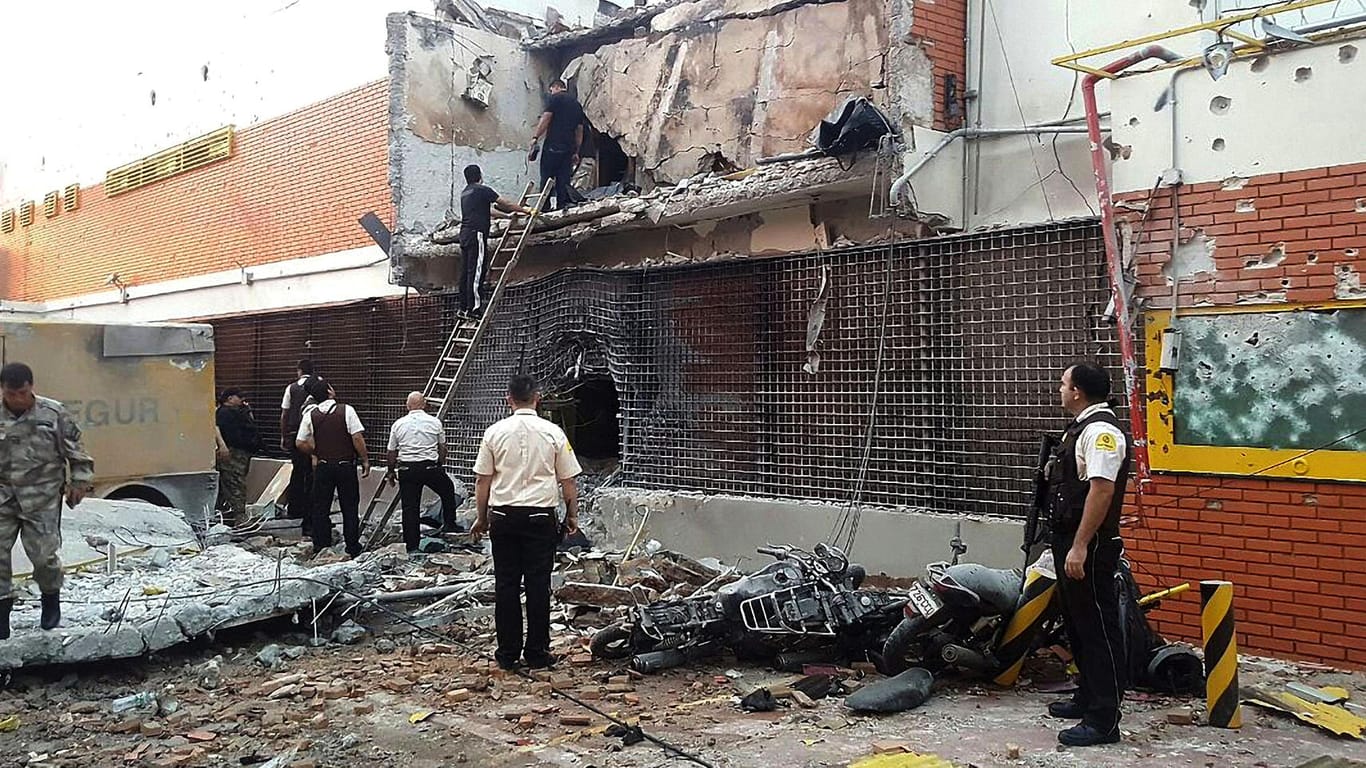 Die Fassade des Geldtransport-Unternehmens Prosegur in Ciudad del Este (Paraguay) nach dem Überfall.