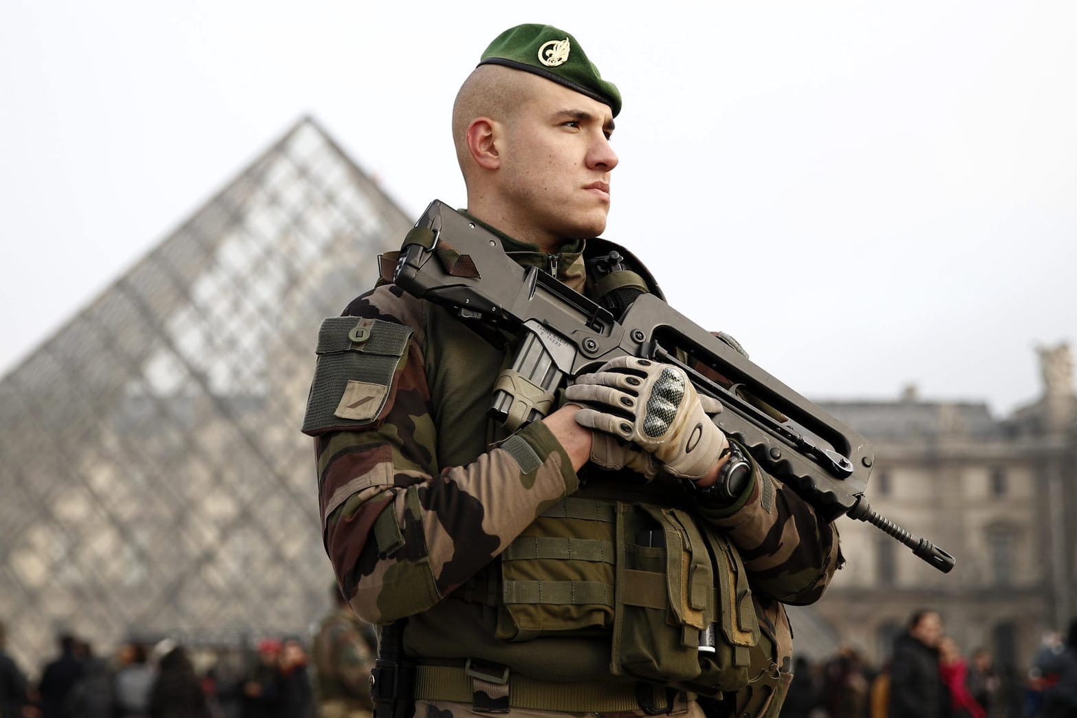 Ein französischer Soldat in Paris.