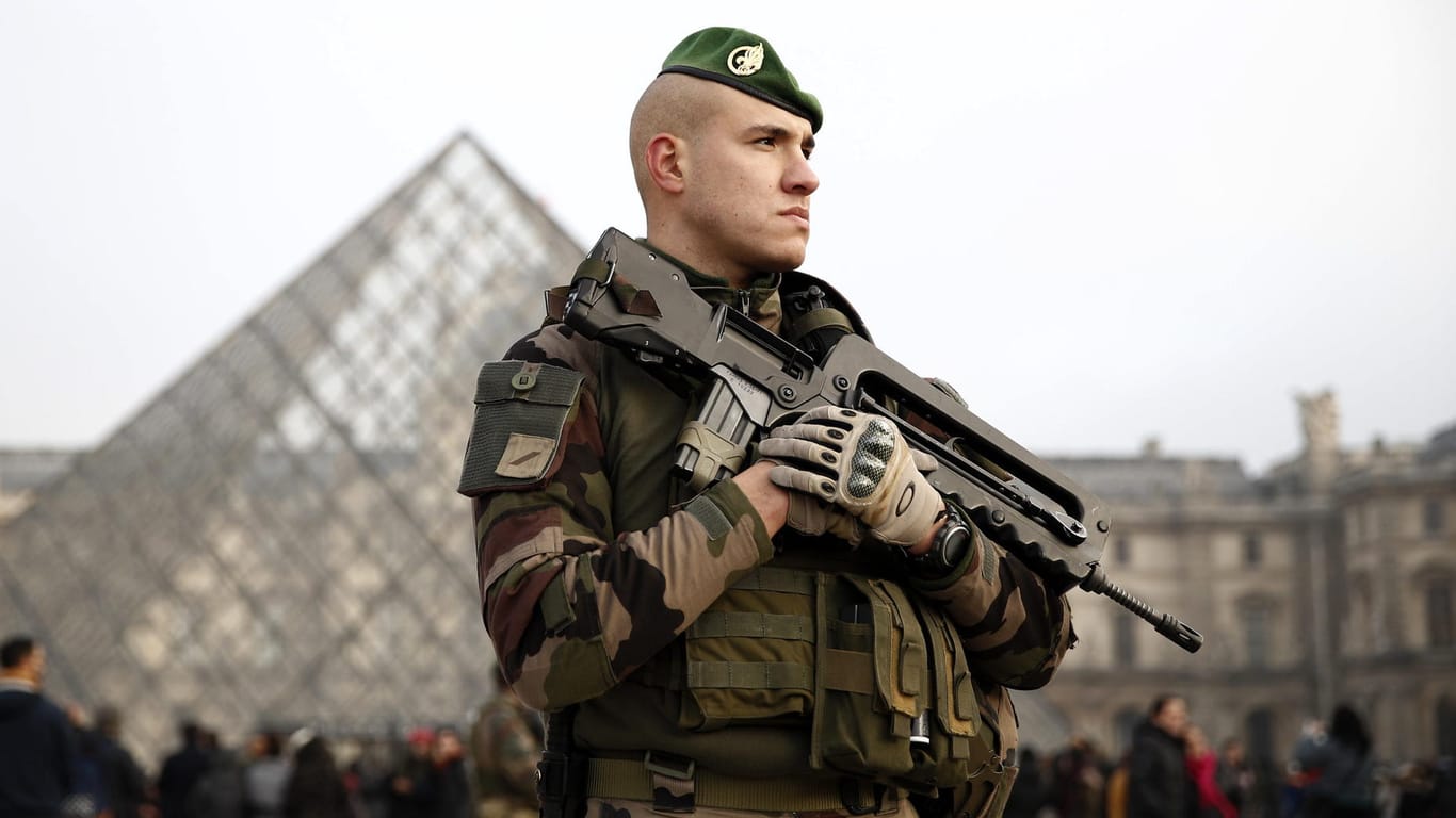 Ein französischer Soldat in Paris.