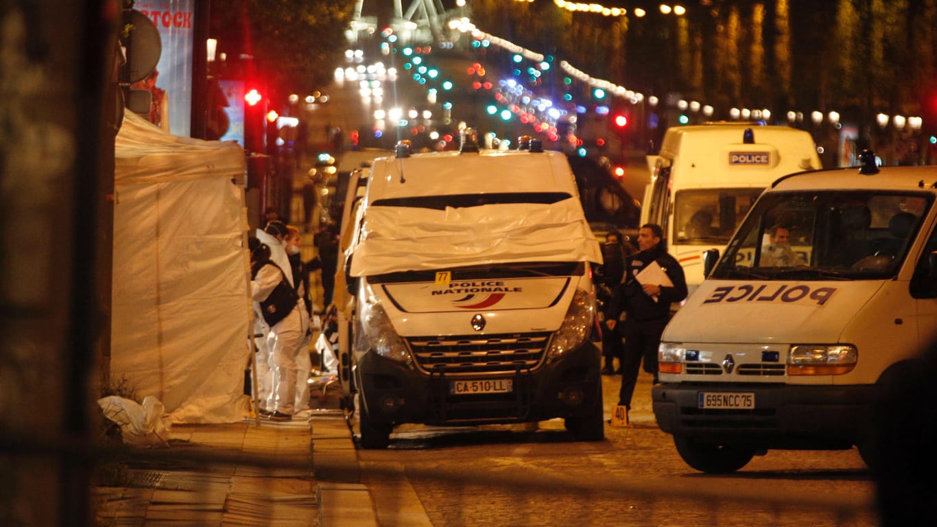 Drei Tage vor der Präsidentenwahl in Frankreich schoss ein Mann mit einer automatischen Waffe auf einen geparkten Mannschaftswagen der Polizei.