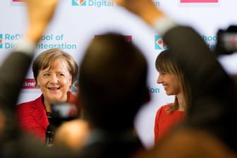 Bundeskanzlerin Angela Merkel (CDU) beim Besuch einer gemeinnützigen Programmierschule für IT-versierte Geflüchtete.