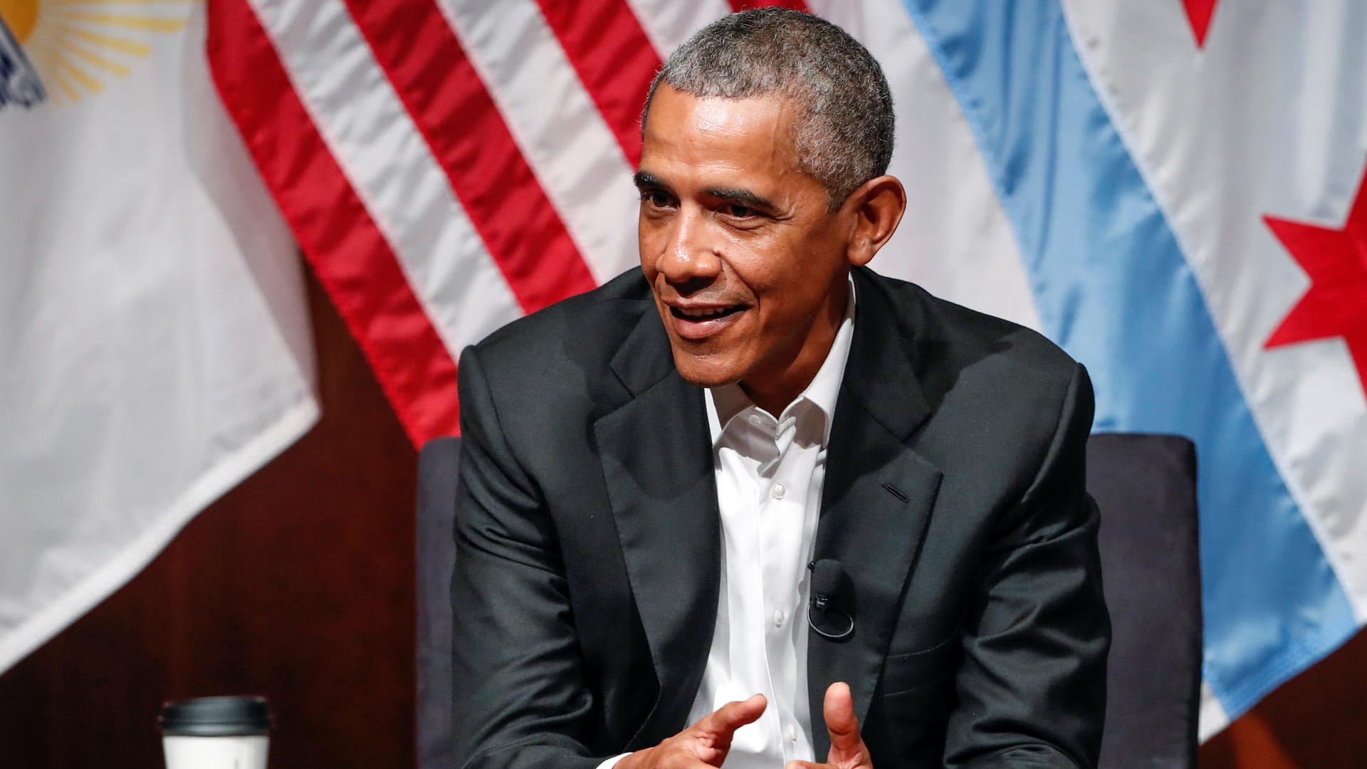 Der frühere US-Präsident Barack Obama im Gespräch mit Studenten in der Universität Chicago. Der frühere US-Präsident Barack Obama im Gespräch mit Studenten in der Universität Chicago.