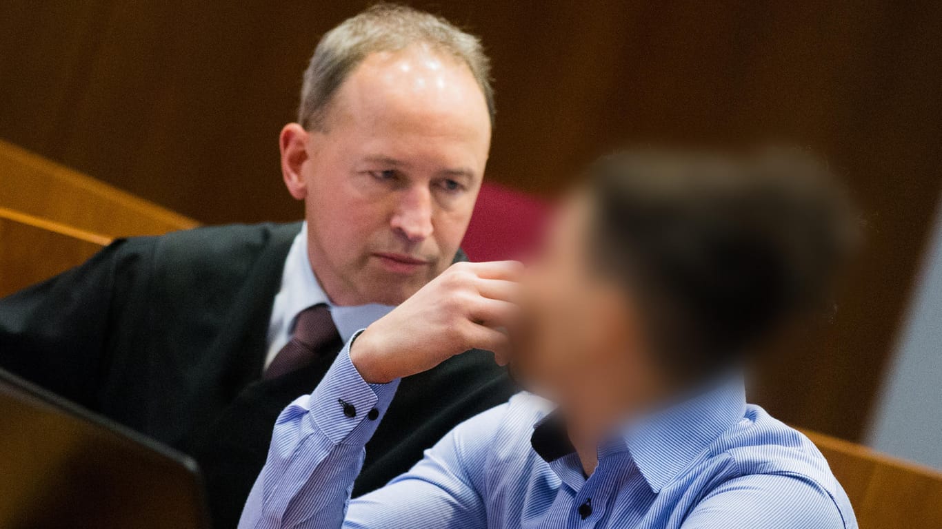 Der Hauptangeklagte Walid S. und sein Anwalt Martin Kretschmer im Landgericht in Bonn.