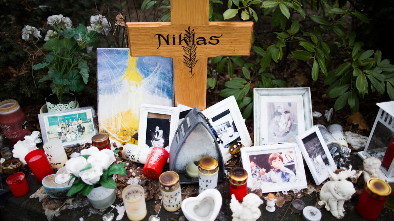 Ein Kreuz mit der Aufschrift "Niklas" und Kerzen stehen an der Stelle, an der der später verstobene Niklas P. am 07.05.2016 attackiert wurde.