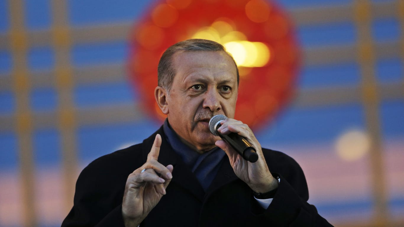 Der türkische Staatspräsident Recep Tayyip Erdogan spricht am 17. April vor dem Präsidentenpalast in Ankara.