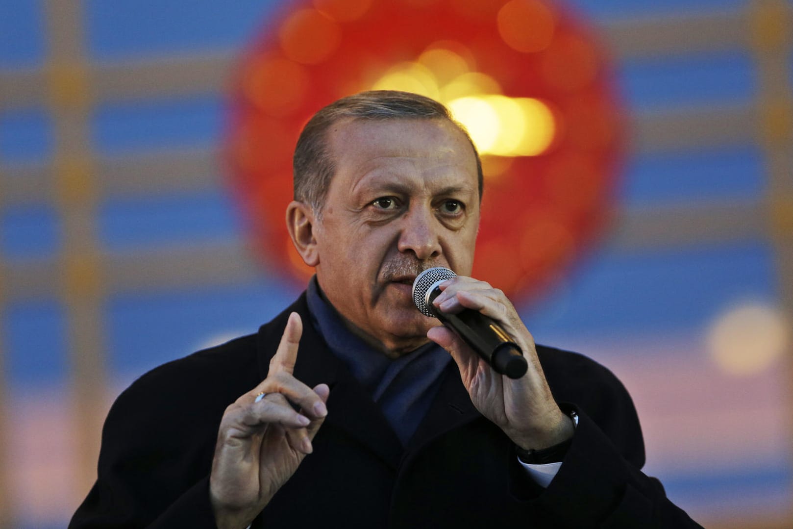 Der türkische Staatspräsident Recep Tayyip Erdogan spricht am 17. April vor dem Präsidentenpalast in Ankara.