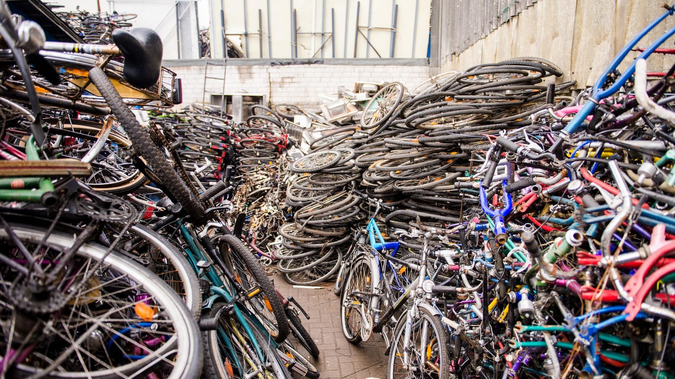 Die Hamburger Polizei stellt 3500 Fahrräder auf einem Firmengelände sicher.