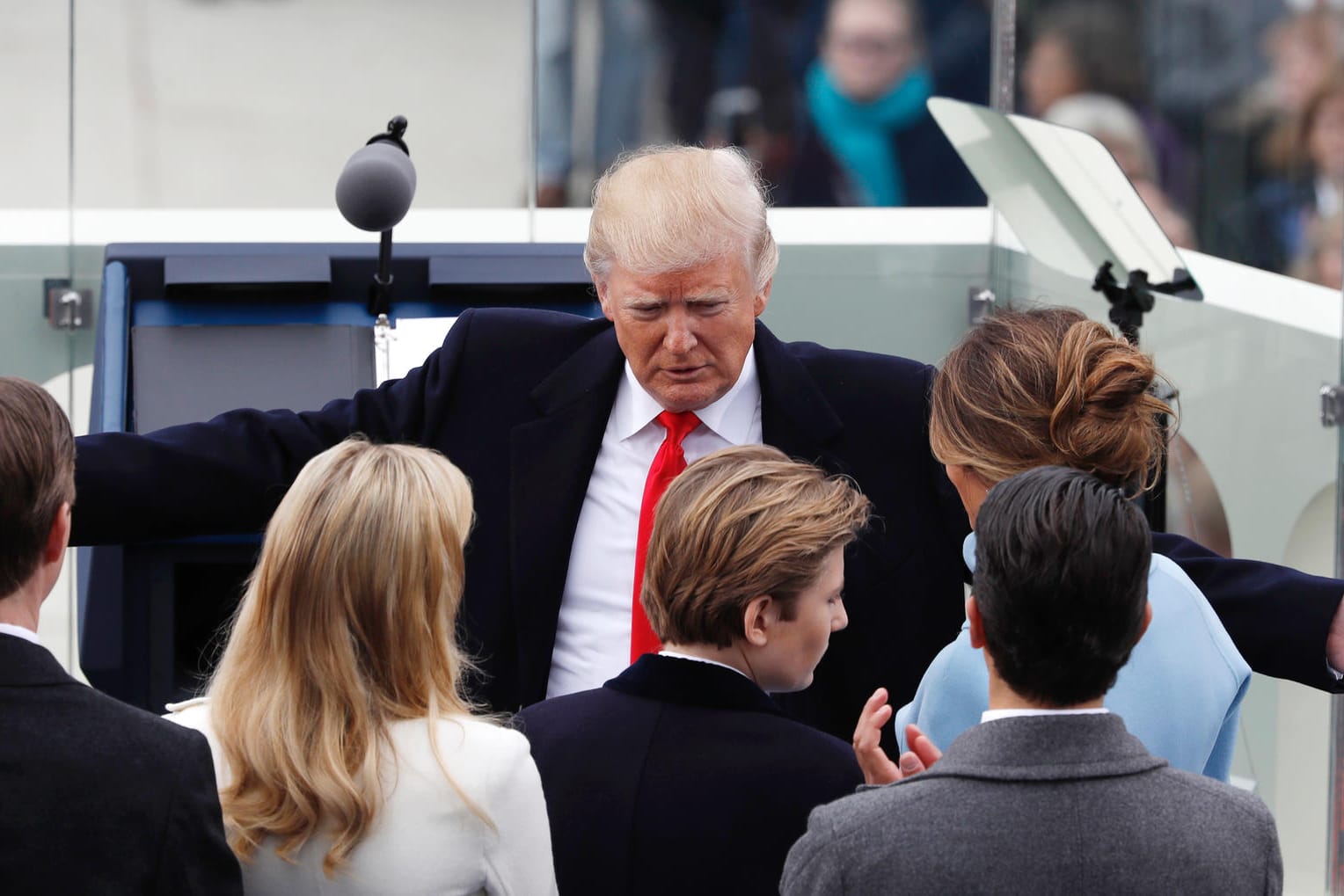Donald Trump nimmt nach der Amtseinführung zum 45. Präsidenten der USA am 20. Januar seine Familie in den Arm.