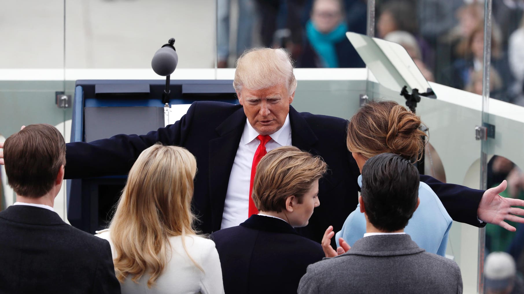 Donald Trump nimmt nach der Amtseinführung zum 45. Präsidenten der USA am 20. Januar seine Familie in den Arm. Donald Trump nimmt nach der Amtseinführung zum 45. Präsidenten der USA am 20. Januar seine Familie in den Arm.