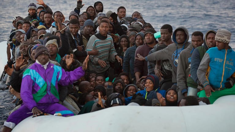 Überfüllte Boote mit Flüchtlingen sind auf der Mittelmeeerroute die Regel.