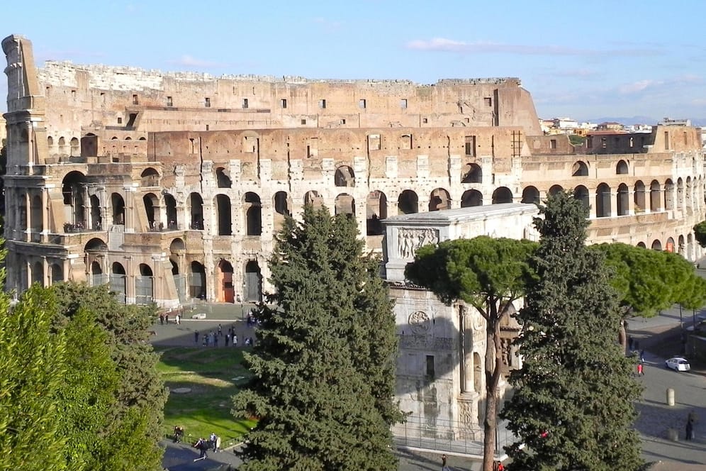 Das eindrucksvolle Kolosseum in Rom ist ein Denkmal mitten in der Großstadt.