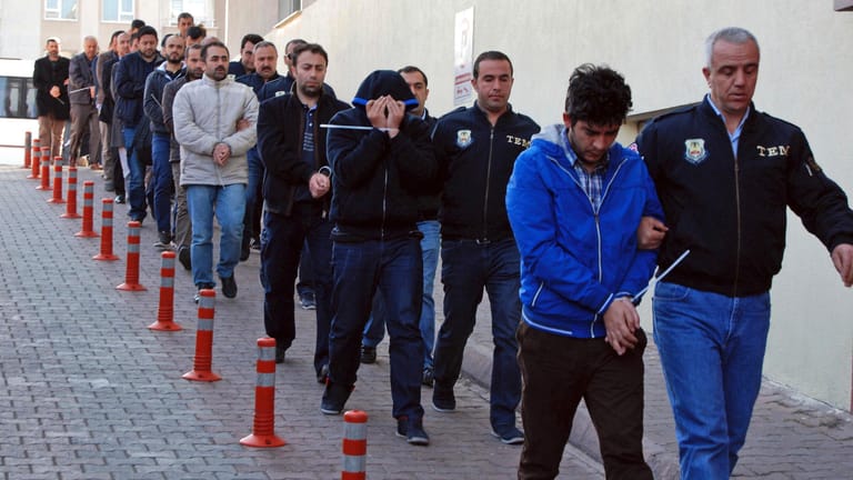 Türkische Polizisten führen am 26. April in Kayseri (Türkei) verhaftetet Männer ab. Bei einer Türkei-weiten Operation gegen mutmaßliche Anhänger der Gülen-Bewegung innerhalb der Polizei sind mehr als eintausend Verdächtige festgenommen worden.