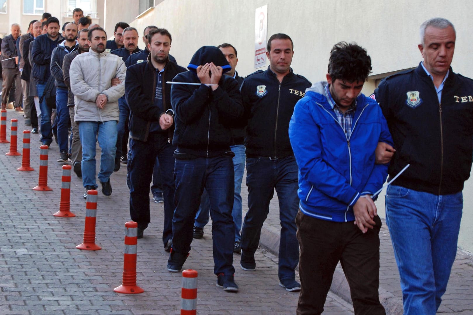 Türkische Polizisten führen am 26. April in Kayseri (Türkei) verhaftetet Männer ab. Bei einer Türkei-weiten Operation gegen mutmaßliche Anhänger der Gülen-Bewegung innerhalb der Polizei sind mehr als eintausend Verdächtige festgenommen worden.