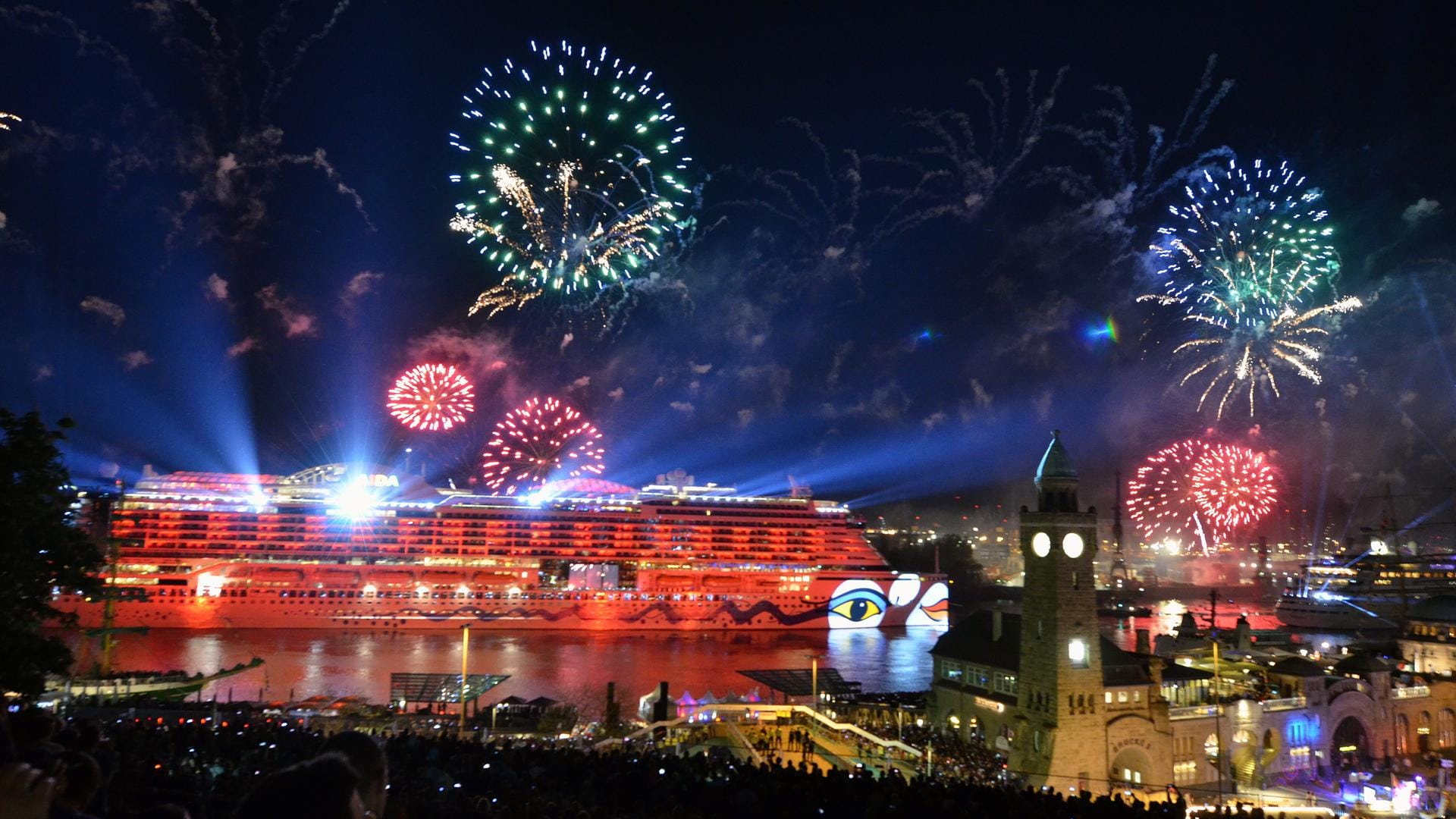 Feuerwerk über dem Hamburger Hafen beim Hafengeburtstag