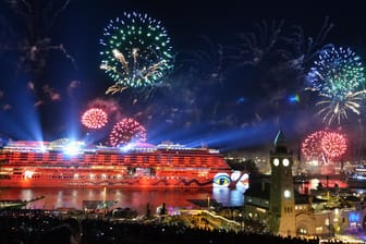 Feuerwerk über dem Hamburger Hafen beim Hafengeburtstag