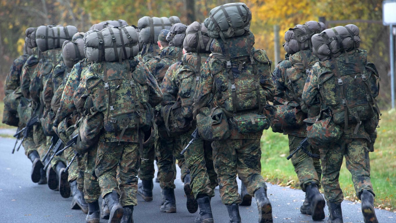 Nach einer Serie von Skandalen innerhalb der Bundeswehr, hat Verteidigungsministerin von der Leyen die Reißleine gezogen.